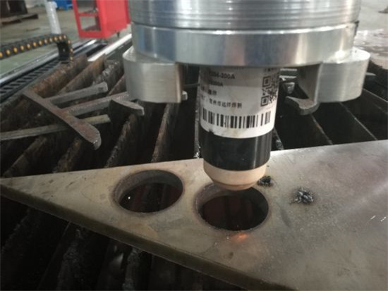 2018 Plasma Nerūdijančio plieno 1300 * 2500mm CNC metalo pjaustymo mašina geležies
