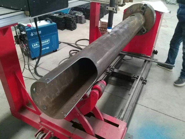 Metalo pjovimo mašina yra 1500 * 2500mm plazminio pjovimo staklės su plazminiu degikliu ir lanko aukščio